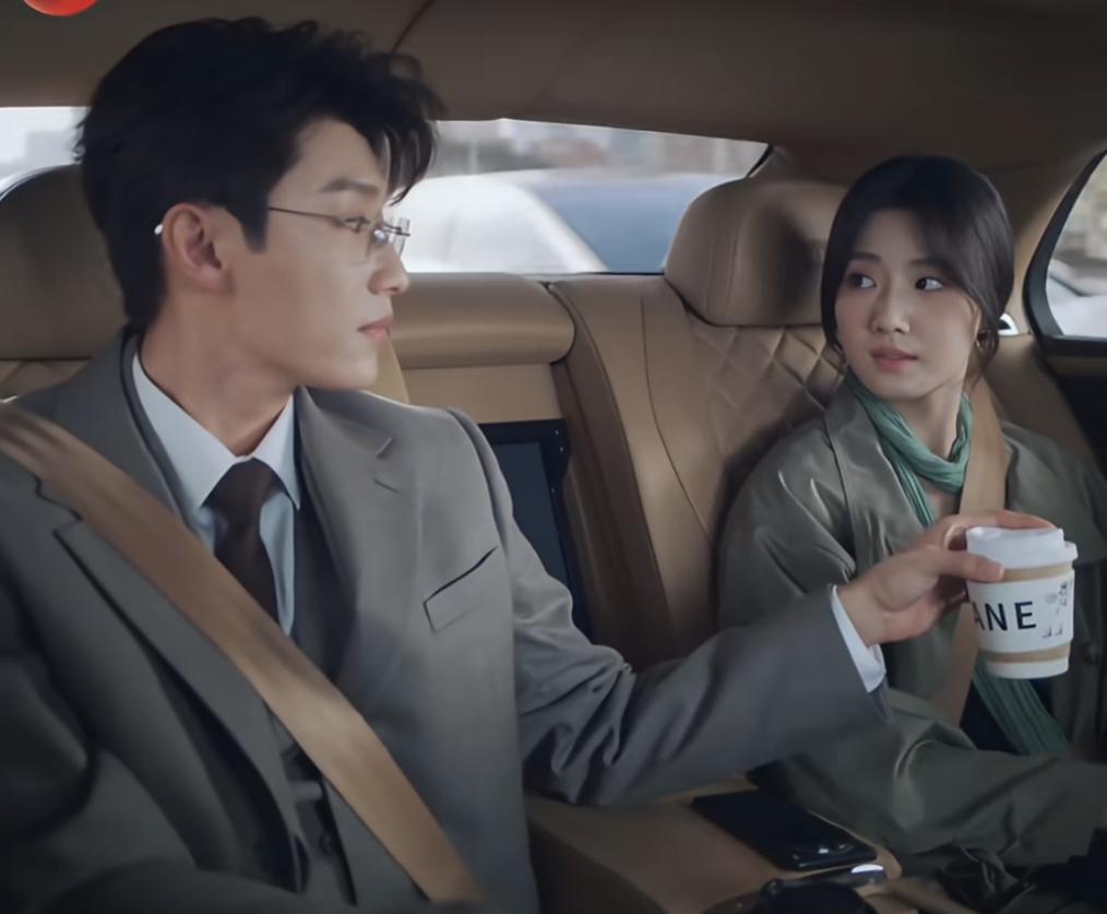 女孩摸了一下冷下来的咖啡，问霸总是不是看上自己了，等的咖啡都凉了。

霸总听完咖