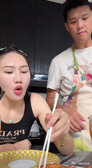 狗仔葛斯齐的腰，果然是弯的，就猜到了，好不容易绑到的富婆，是不肯轻易放手的！ 都
