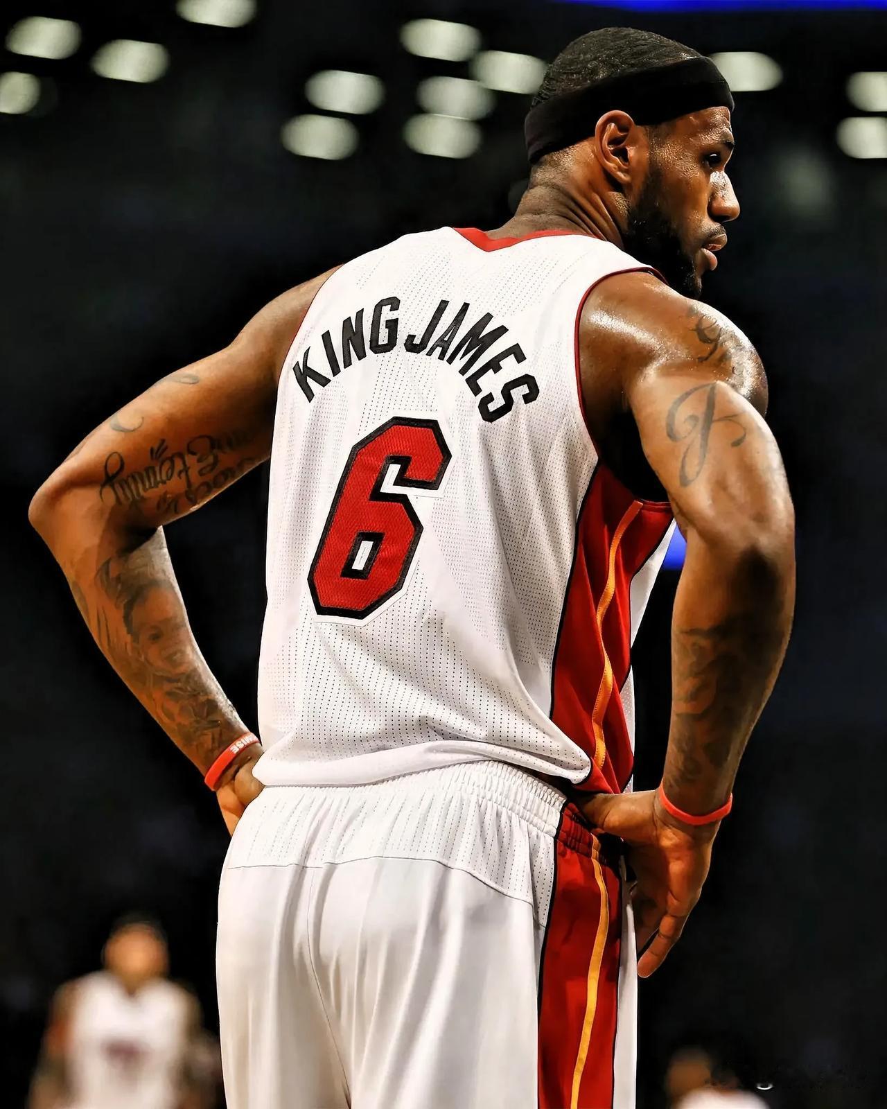 国王詹姆斯是NBA历史上最棒的绰号！

詹姆斯在高中时已统治赛场，带领球队三夺州