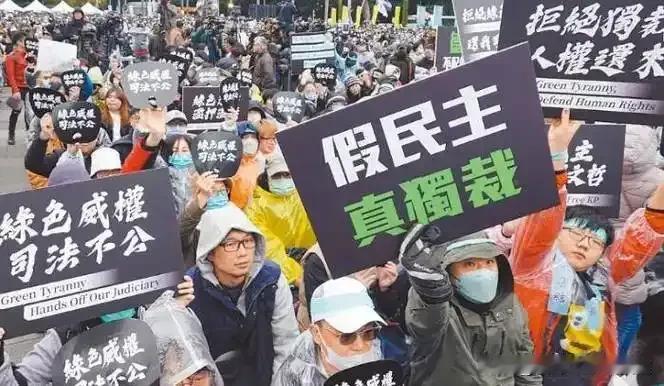 绿营砸30亿玩罢免游戏！岛内怒斥：钱都去哪了？
 
2025年8月17日，台湾立