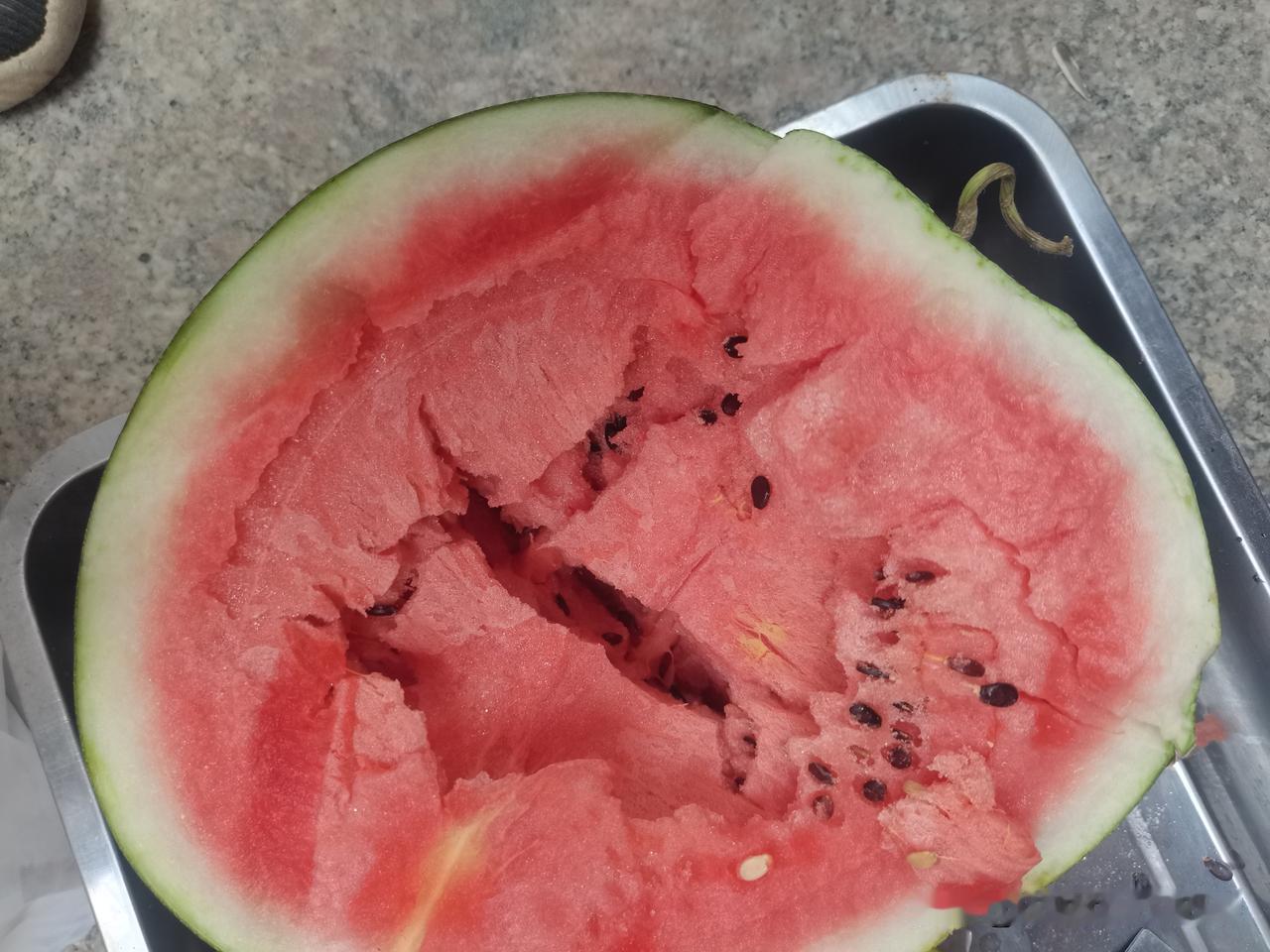 亏大了。
10块钱买的麒麟西瓜切开后里面的瓤是空心的。
不但瓤是空心的，还没有多