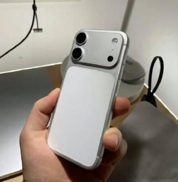 iPhone17现在买最合适了，非常适合日常实用，价格没有那么不贵了，有高刷、性