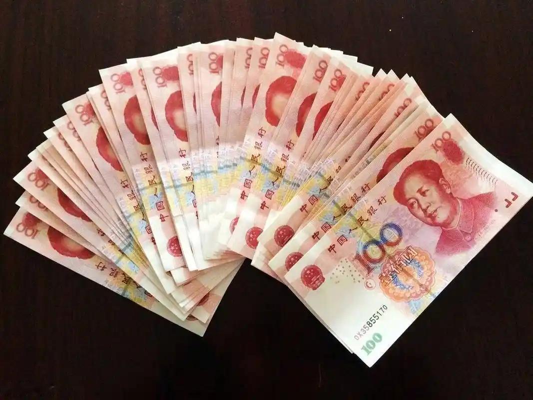 人民币升值给咱老百姓带来不少机会。以前100美金能换约700元人民币，现在人民币