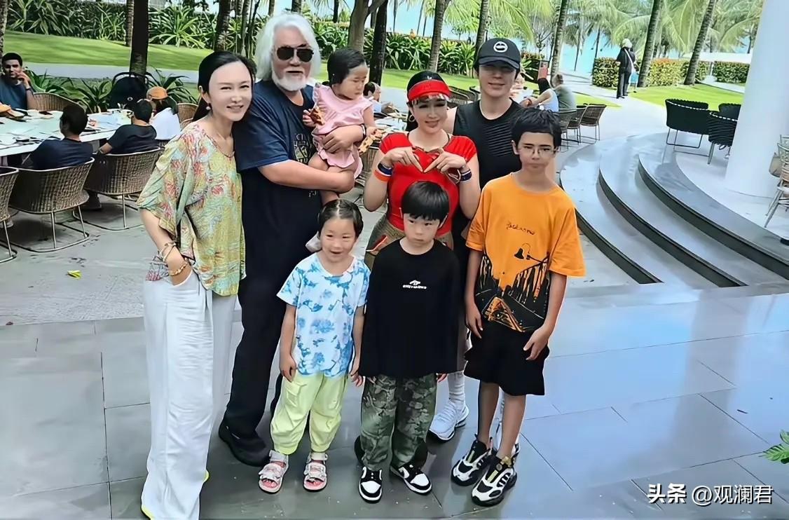 张纪中夫妇和钟丽缇夫妇旅途中的合影
据说这是他们在海南旅游时的合影，不知道这是哪