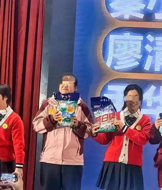 玩不起就不要丢人现眼！洗衣粉颁奖礼！优秀员工年会奖品引爆争议，侮辱性极强​！
