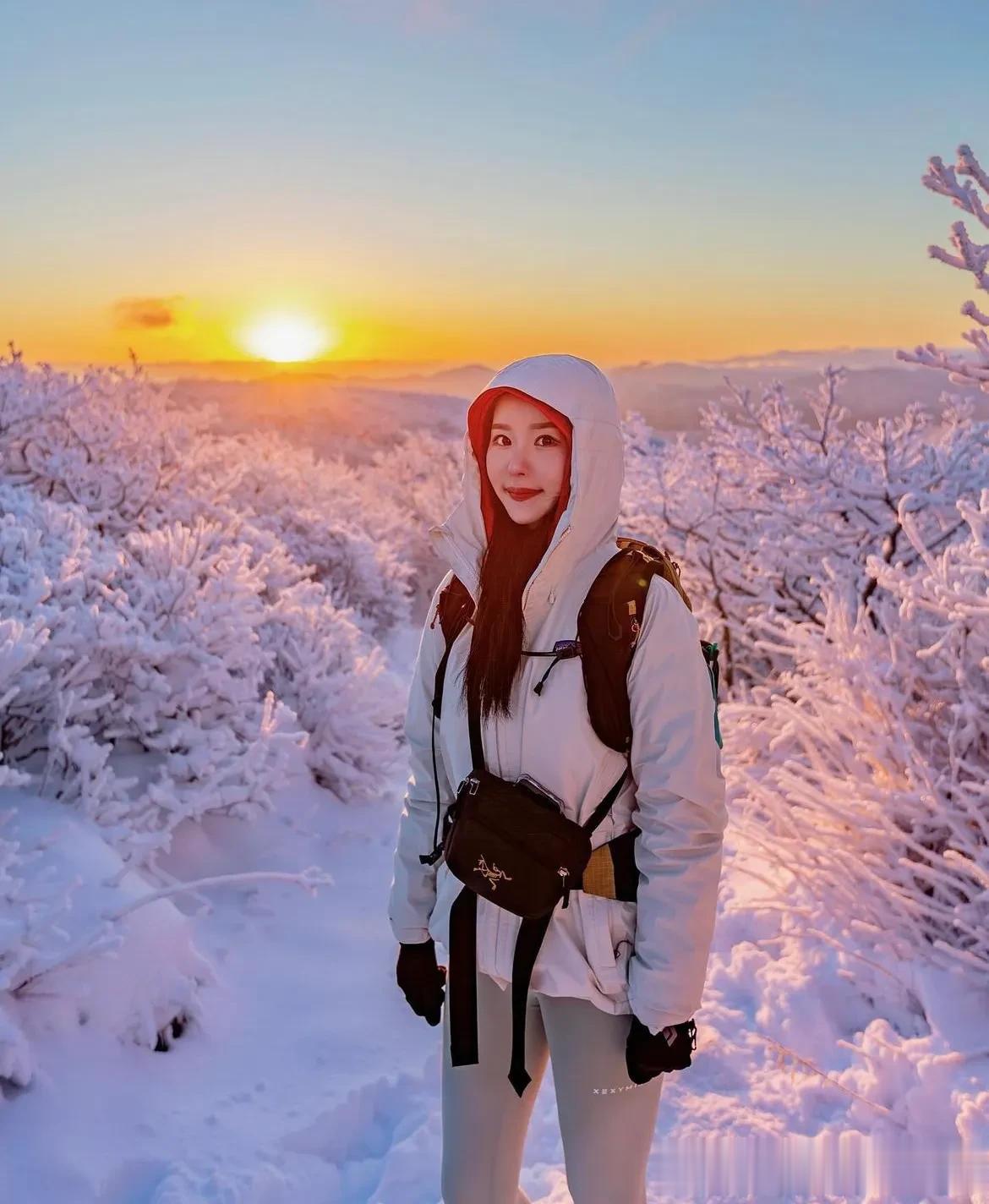 冬天爬山风景最美，在北方，现在正是冬天最美的时候，白雪、雾凇，都是冬季馈赠的美景