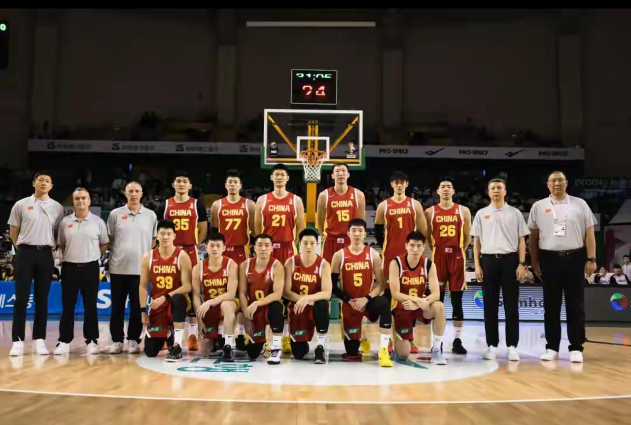 憋屈至极！男篮三分28投仅5中，惨遭双杀令球迷心碎

中国男篮以76 - 90的