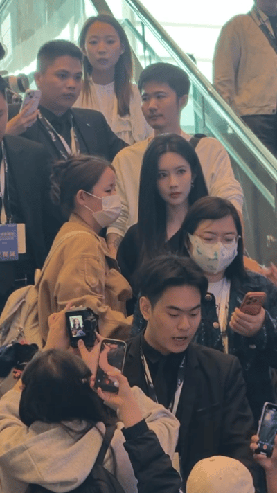 孟子义耀客发布会上班路透 连夜赶行程还能这么美？孟子义耀客发布会路透来了，一身流