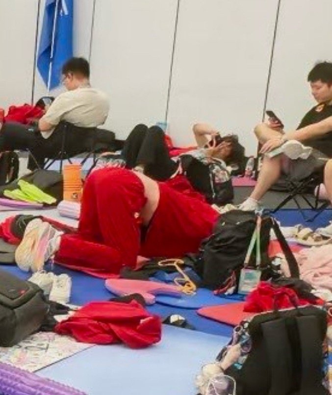 wsk的位置旁边怎么放着嫂子的包