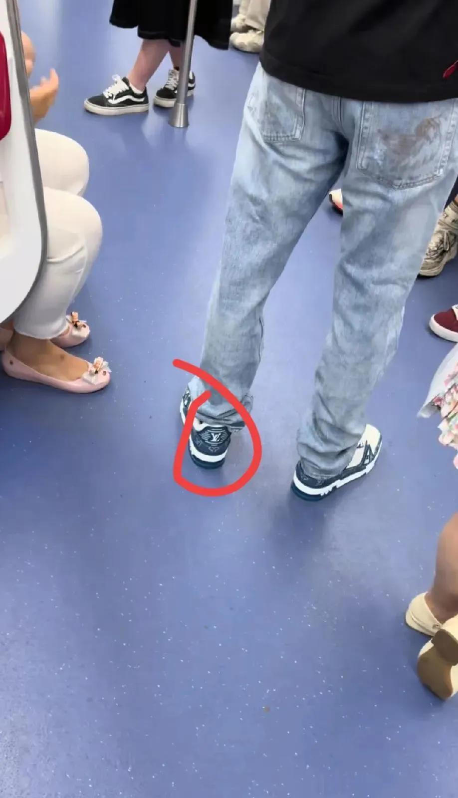 穿九千一双的鞋子的富家公子居然会坐地铁