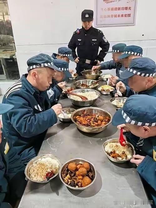 里面的饭菜，也是非常丰盛的，有菜有饭，就是没有8+1，现在的生活条件好了，吃喝用