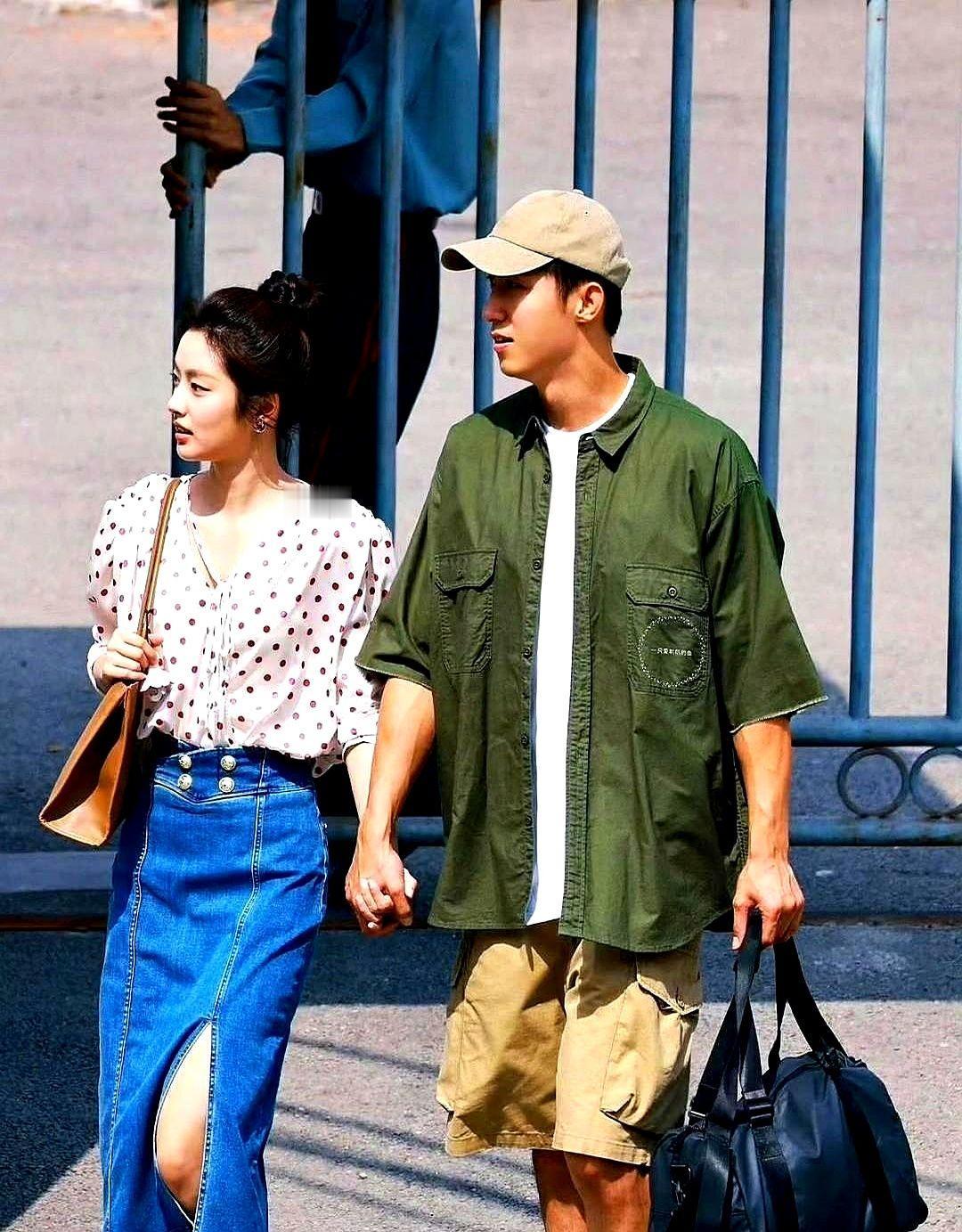 现偶剧终于不拿高定糊弄人了，这套基础款直接把荷尔蒙拉满。

镜头里黄景瑜套件军绿