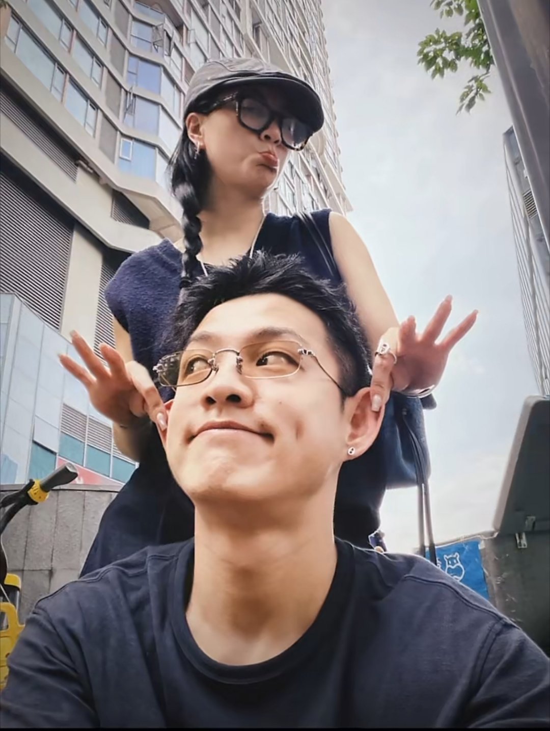李嘉格小号发多张男友照状态真的越来越好，不用在意别的，大方享受恋爱就行。自己开心