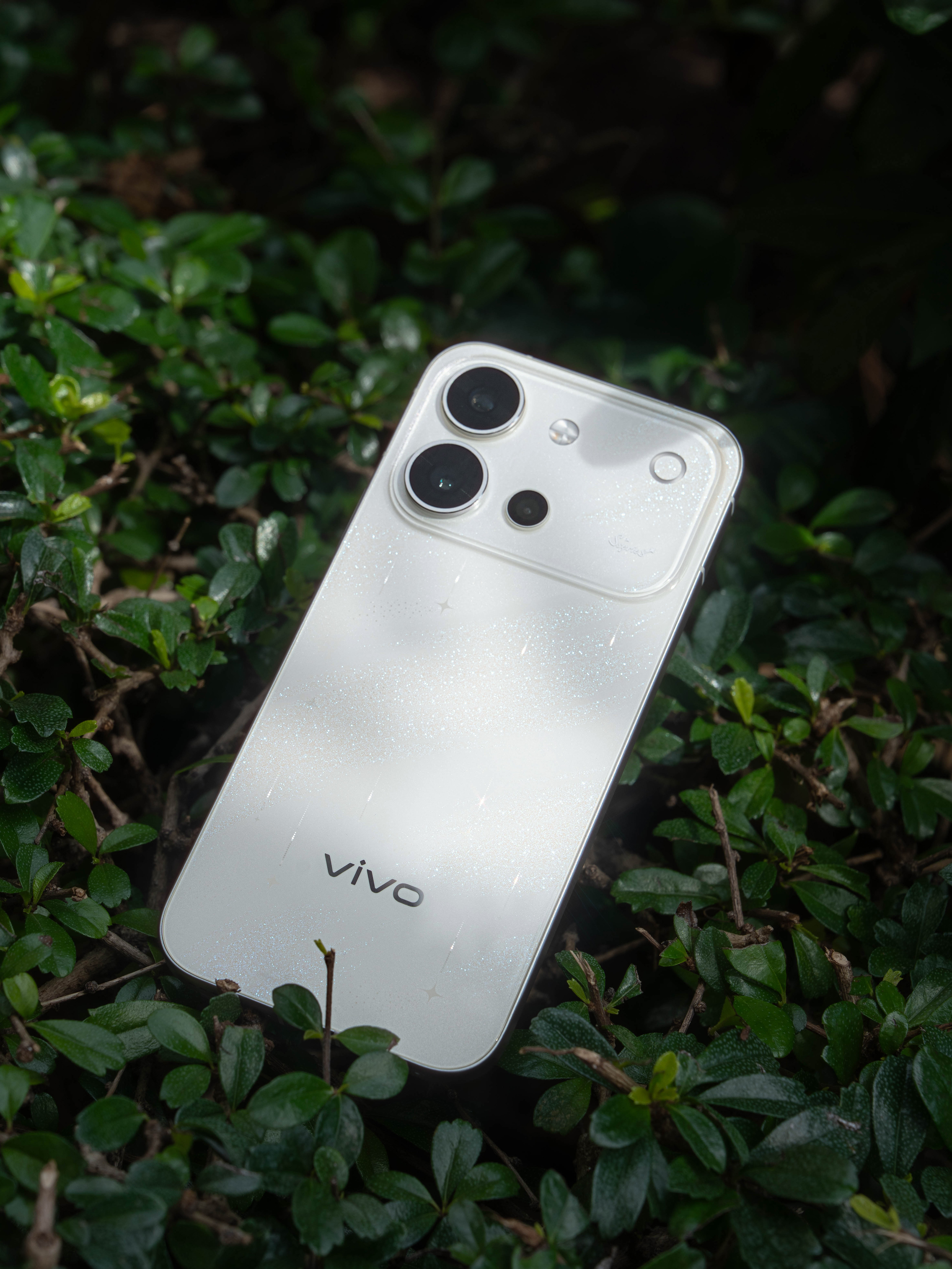 vivo S60相比上一代S50，芯片、主摄硬件几乎没升级，只加大电池、提升屏幕