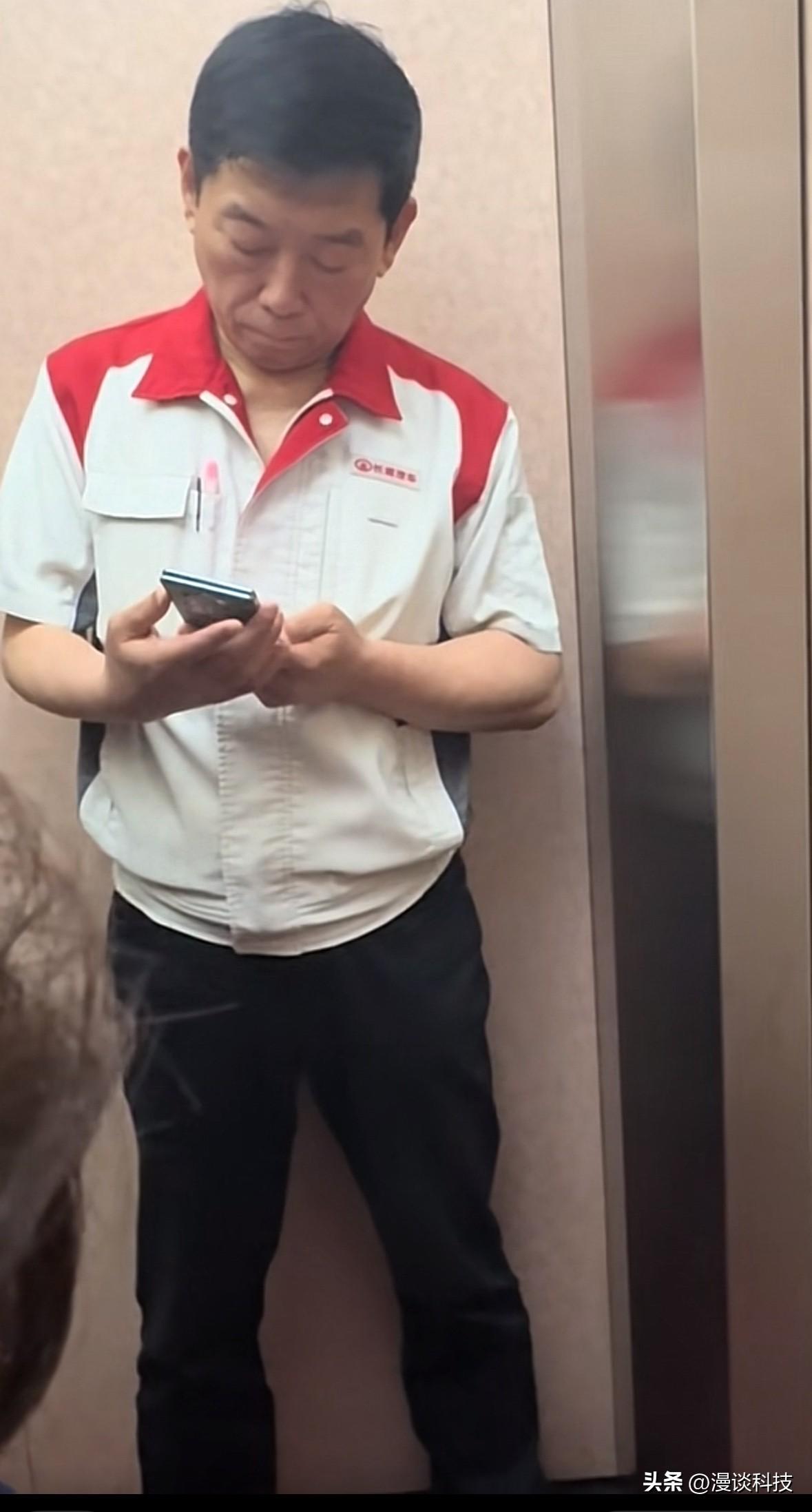 有长城员工在电梯里偶遇魏建军，但是没敢要合影。魏总穿着长城的工服，低调到没朋友，