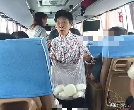 5月24日，贵州正安高速上，一大巴行驶至正安高速出口附近时，因路面积水严重，堵车
