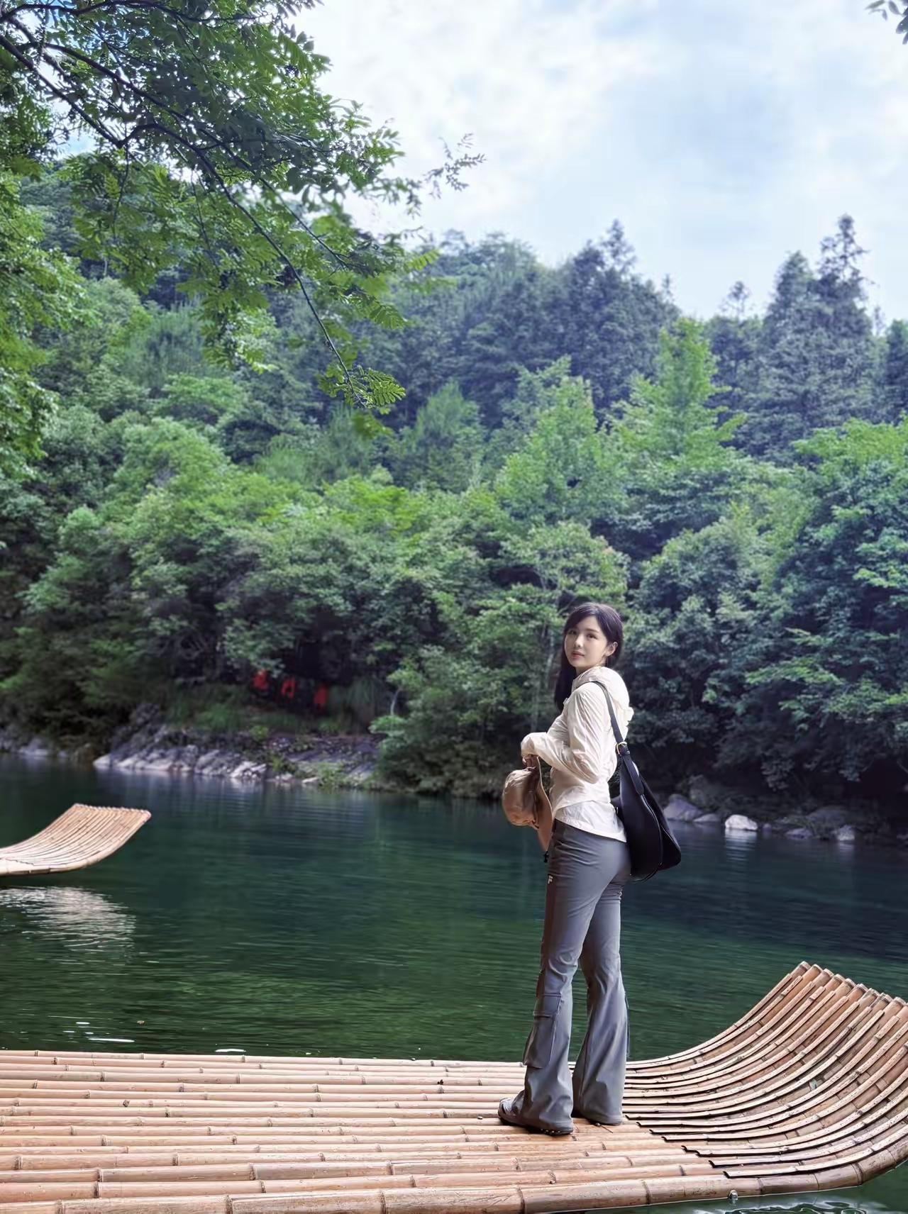 竹筏轻摇水，山色入画来。