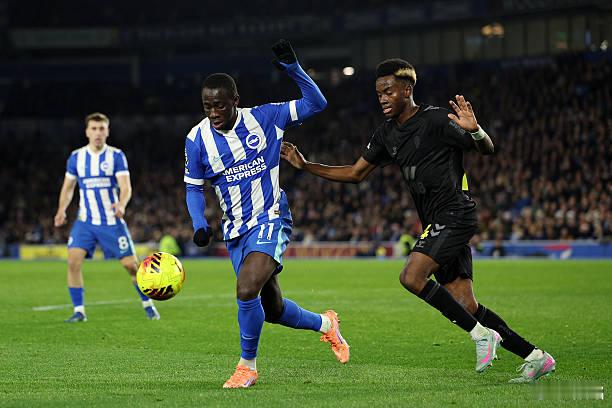 布莱顿0比0桑德兰 这场球双方各有一名非洲球员首发。而且位置还对上了。布莱顿右边