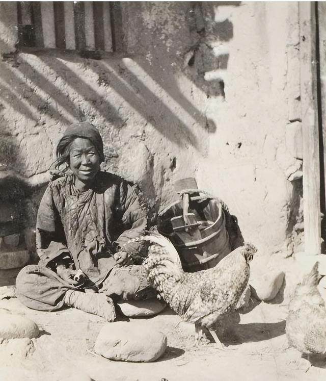 25年后，弟弟跪在墓前，泪水决堤：“哥，我代表家人来看你了！”那一刻，时间仿佛凝