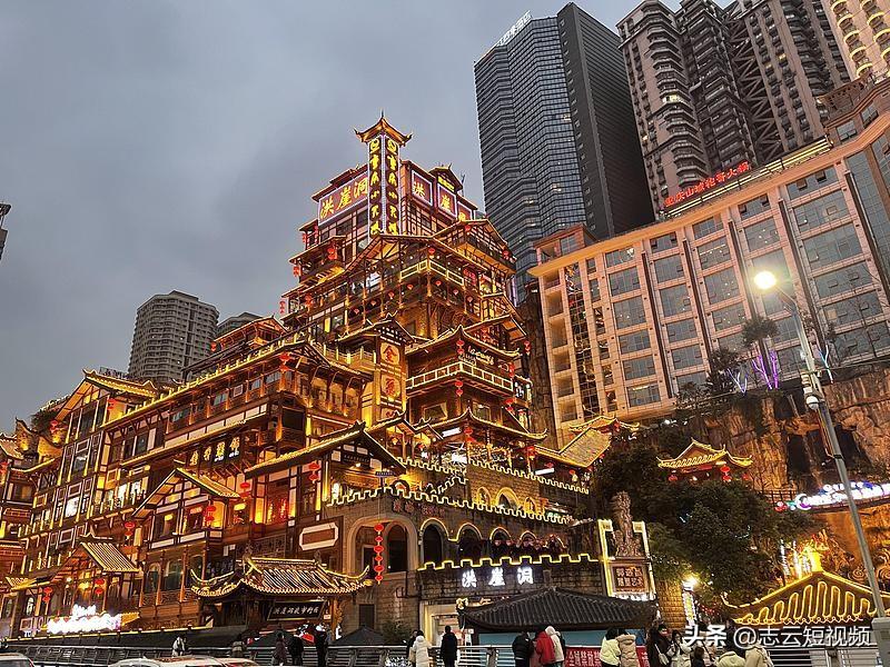外来游客打卡网红景点，本地人偏爱老巷子里的烟火
外地朋友来重庆，总想着打卡洪崖洞