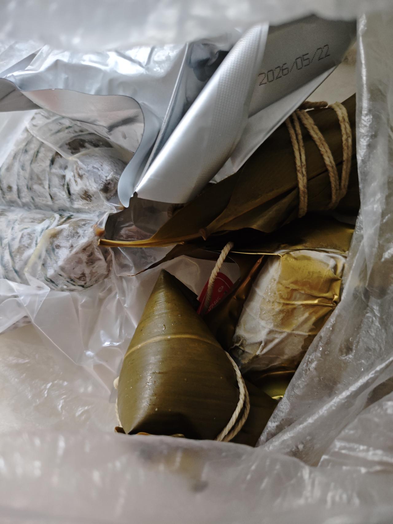 你觉得粽子和什么搭配最好吃粽子搭配牛奶，饮料，稀饭都好吃，什么也不用搭配也好吃[