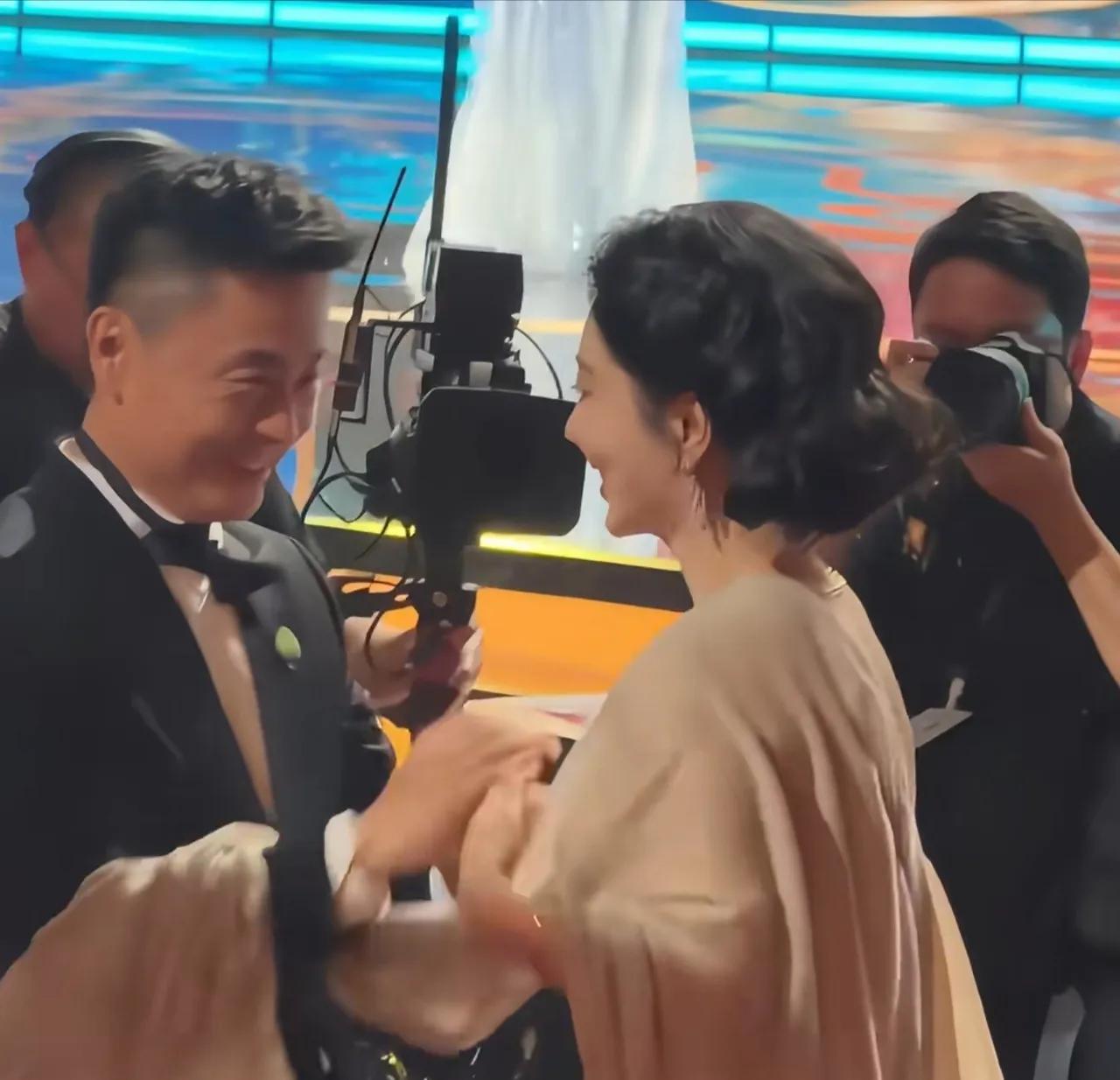 颁奖典礼上，杨紫确认获奖的那一刻，身旁一名男士立刻站起身，双手捧着杨紫的脸颊，举