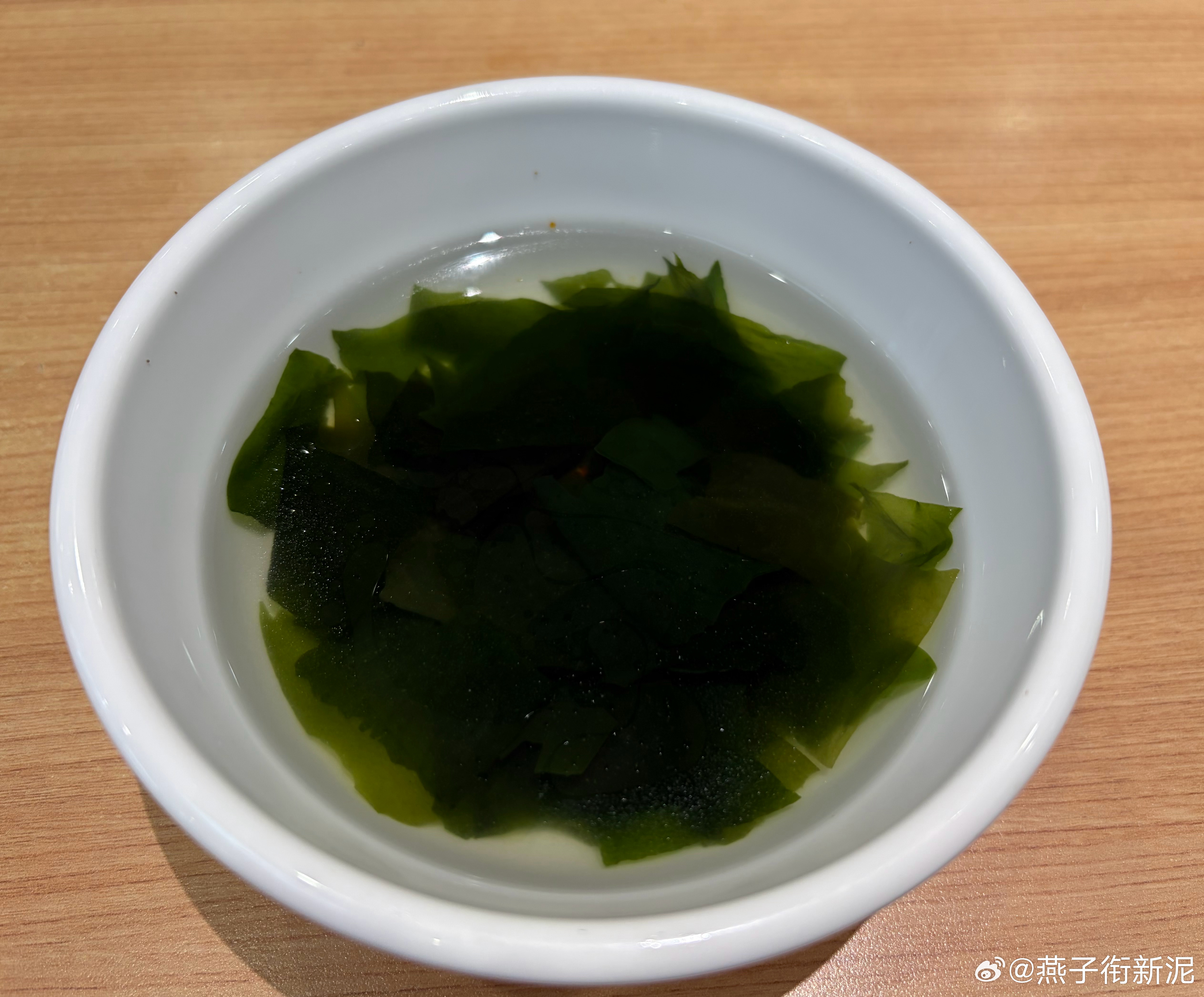 免费的海带汤我和儿子各喝了四碗，闺女闻到味道都受不了，真的是众口难调。 