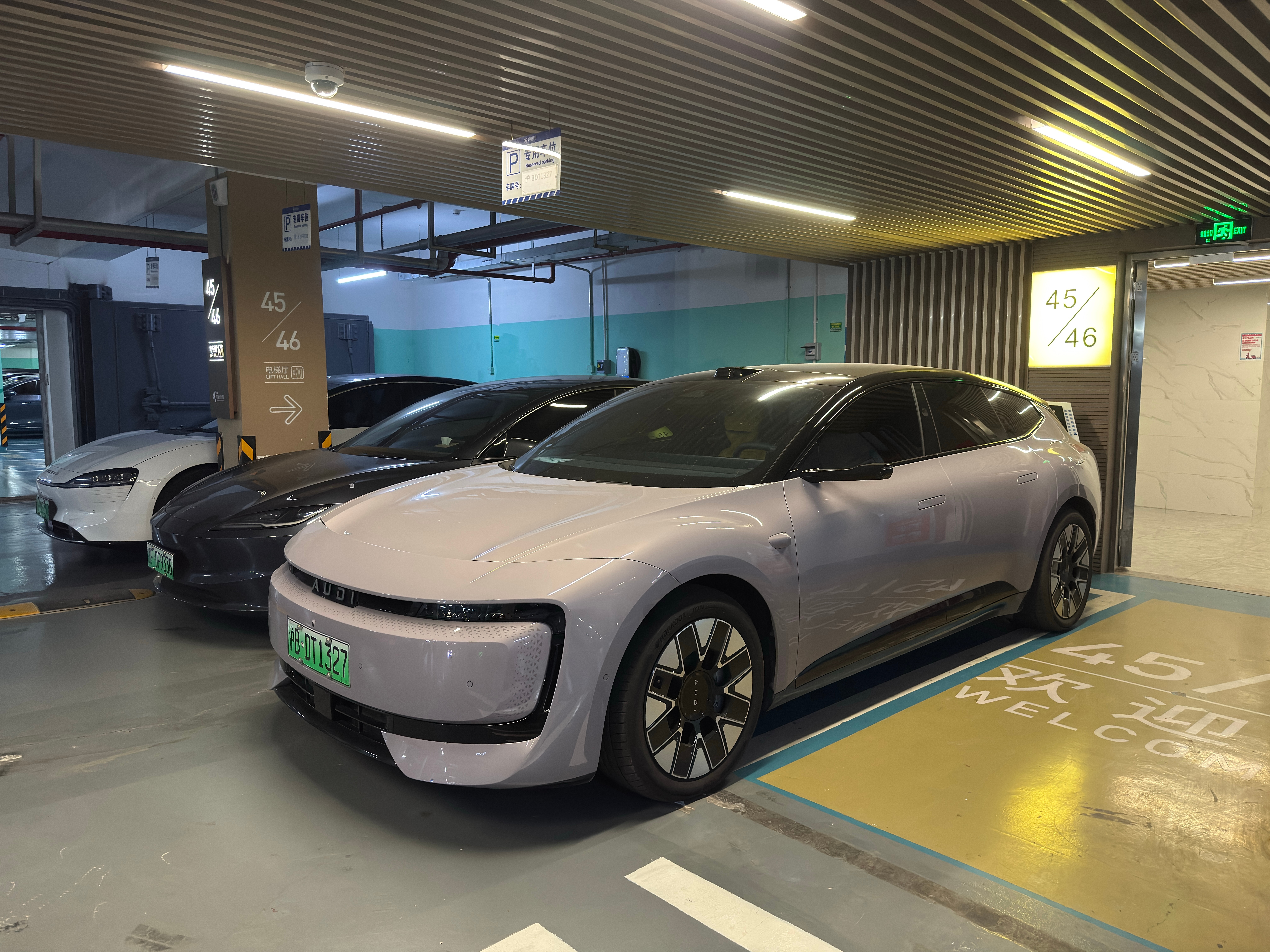 早上起来赶飞机下地库发现邻居又添新车了！！我靠 这才上市多久啊？！下手真的快眼光