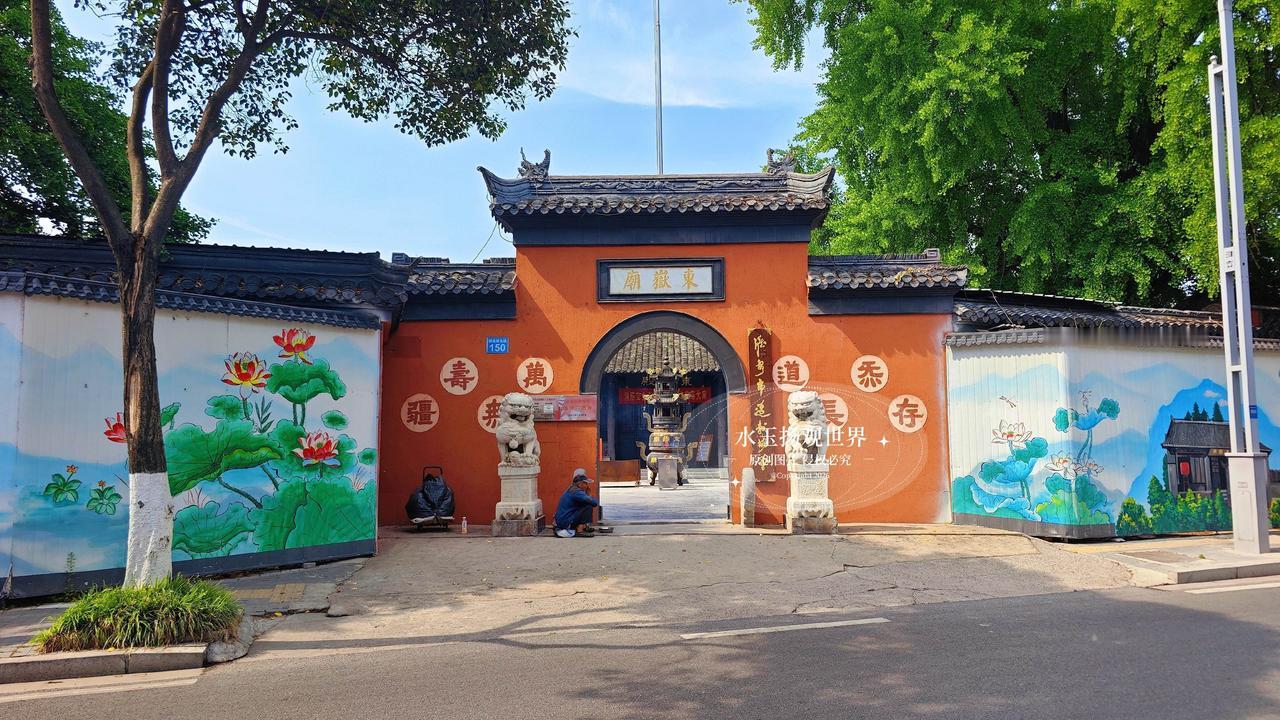 走到淮安老城区的巷子里，很容易就错过东岳庙。它没有热门景区喧闹的招牌，安安静静嵌