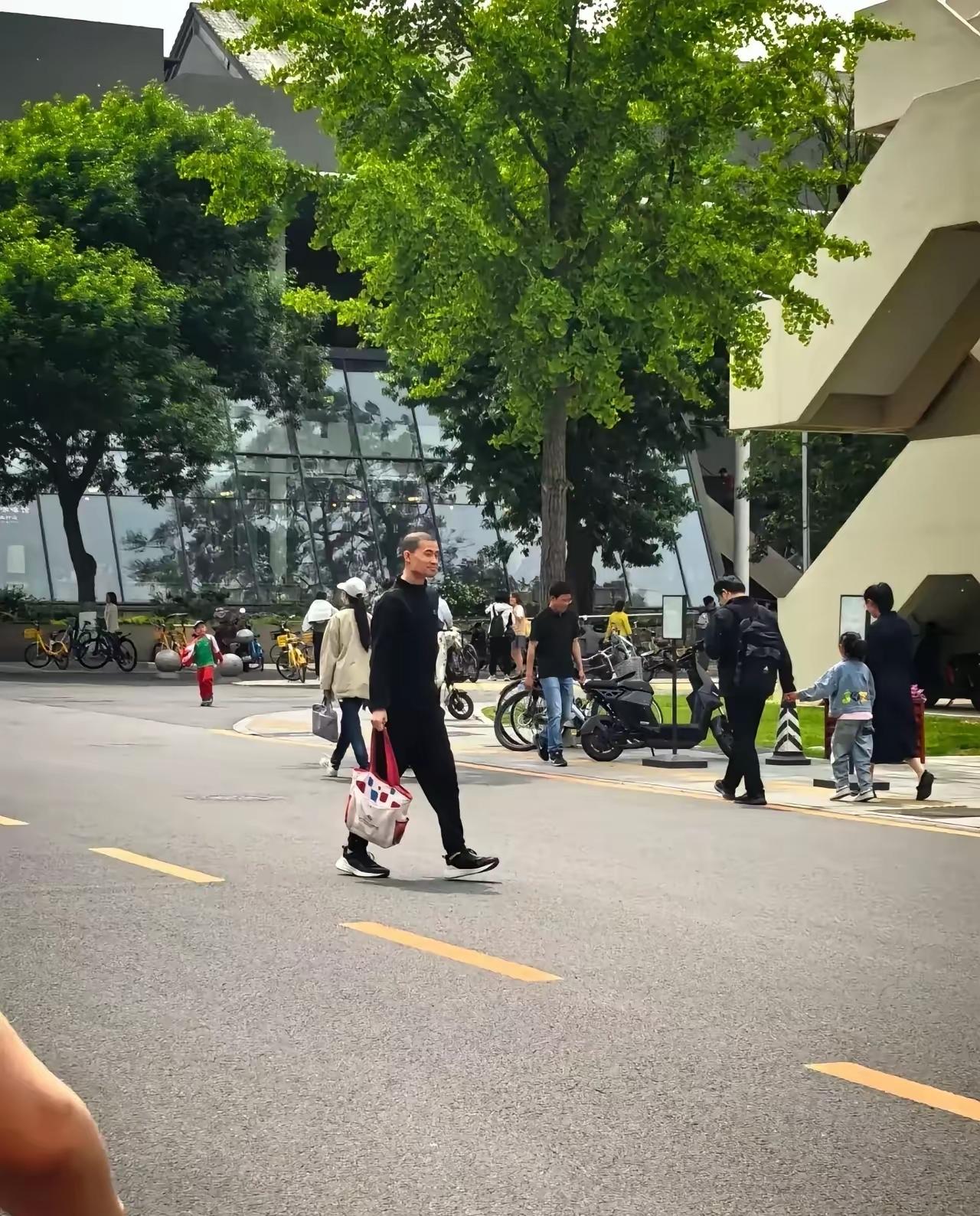 韦神韦东奕形象大变样了。头发少了很多。韦东奕今年才32岁，已经是北大数学系的副教