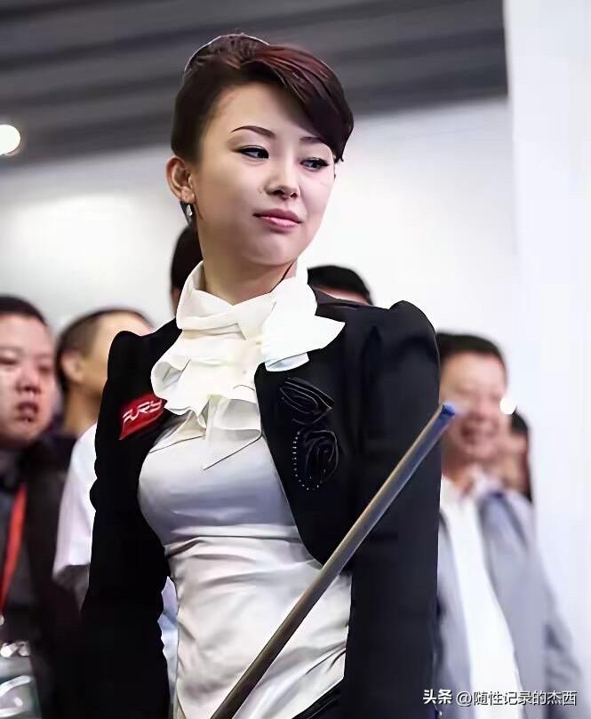 44岁的潘晓婷，穿着黑色外套，皮肤细腻，依旧保持这般状态，美得如此动人，是女人看
