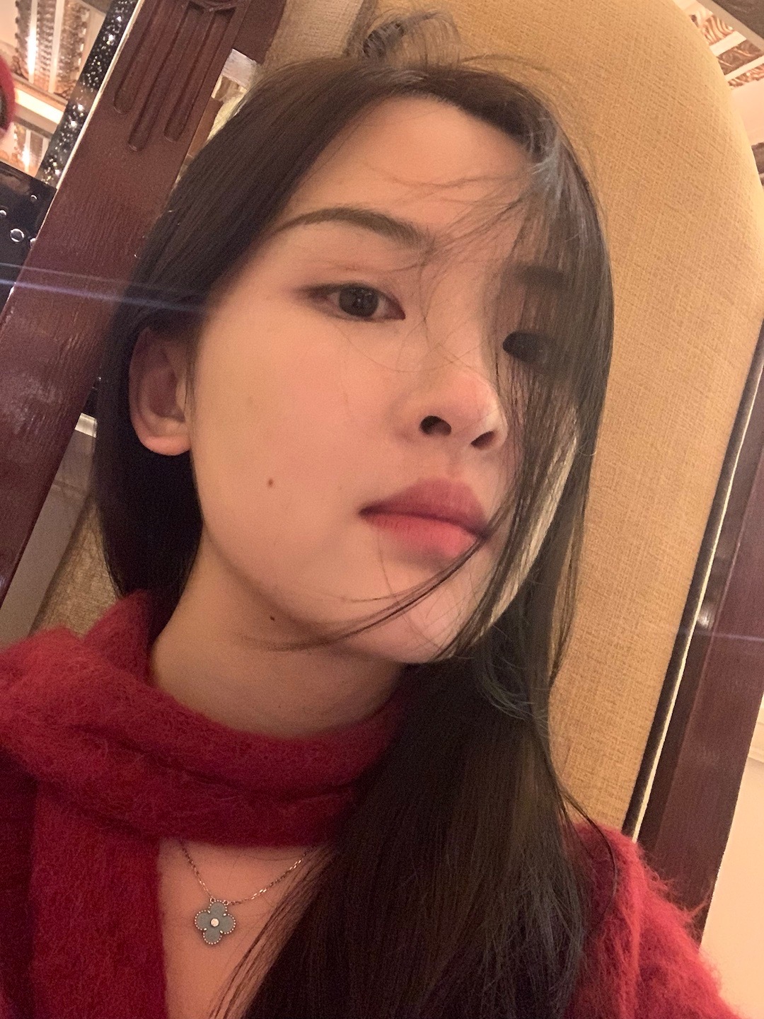 昏了昏了 脸上还有针眼还没消肿 然后眼下干的卡粉 状态很屁……就这幅鬼样 遇到一