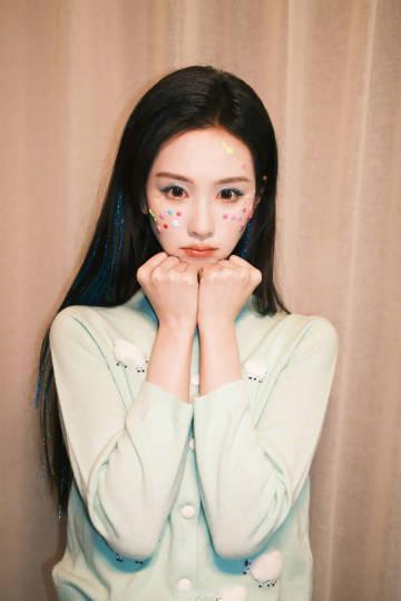 bling bling～这个脸上贴星星贴纸的陈都灵萌！还画了蓝色眼影，整个人闪闪