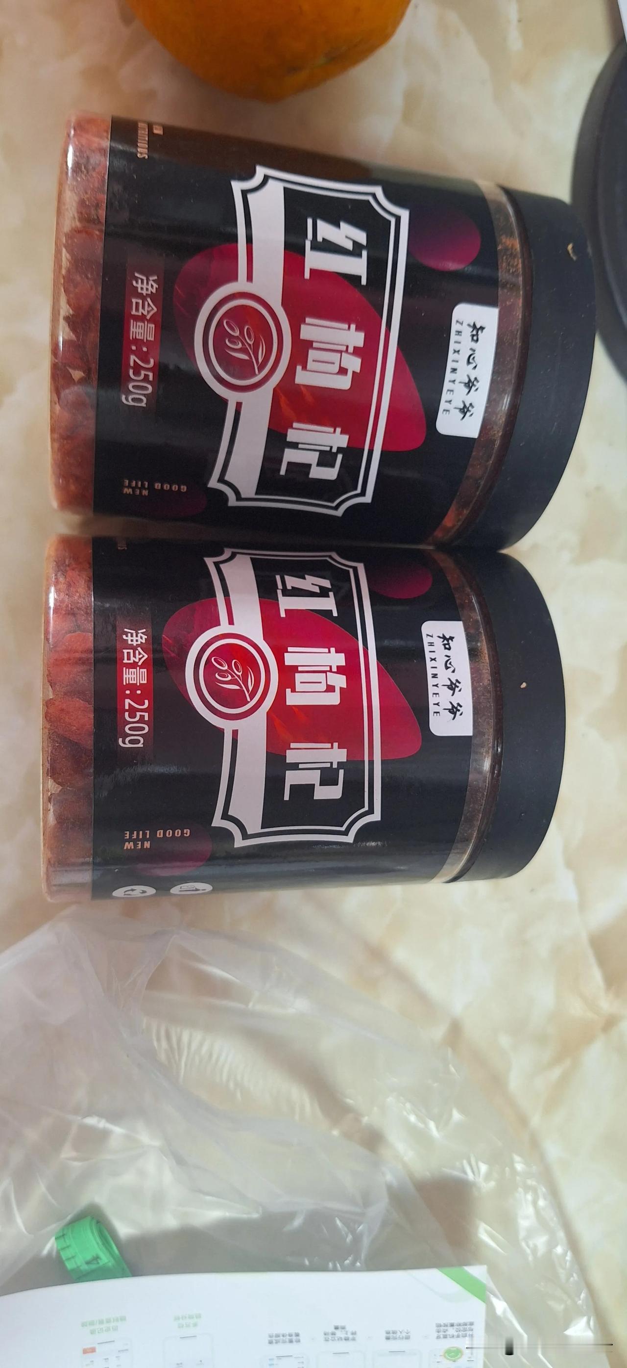 网购两罐红枸杞，打开包装一看，被这幅字震撼，古人云，字如其人，相信写出这样字来的