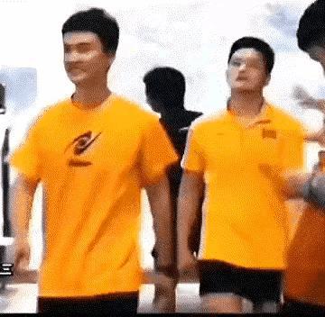 心疼！小胖樊振东这么老实啊，被蓝衣服的梁靖锟这样对待还不发脾气，只是笑笑而已！这