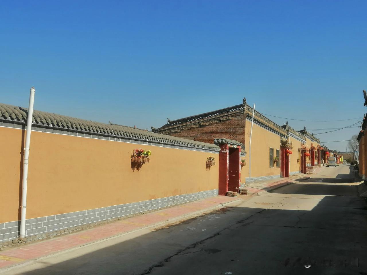 家人们，今天必须带你们瞅瞅咱大同市的金家湾村！
 
刚走进这村子，第一感觉就是干