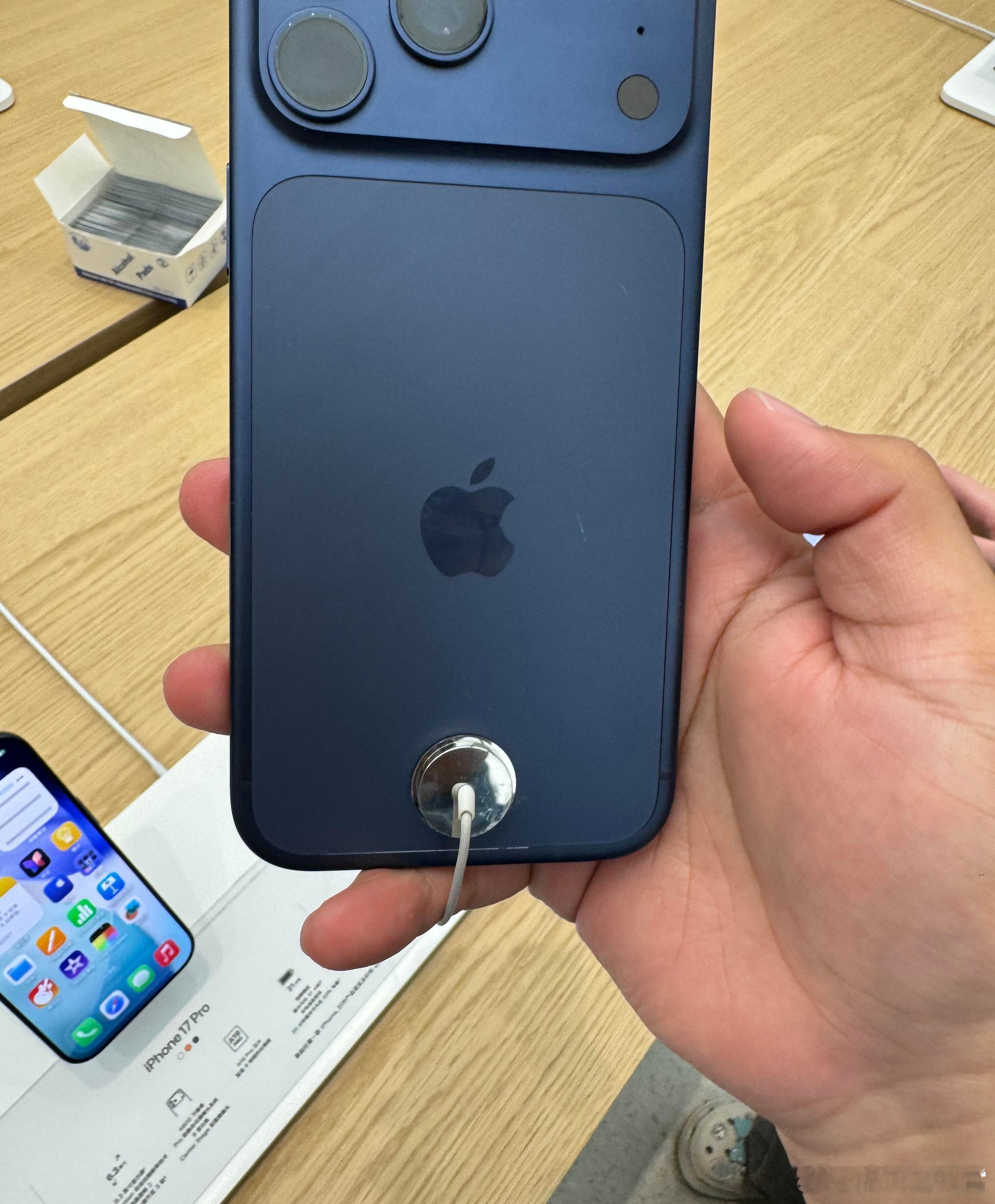 iPhone17Pro线下展出真机已满身划痕好家伙，有网友已经在苹果店的iPho