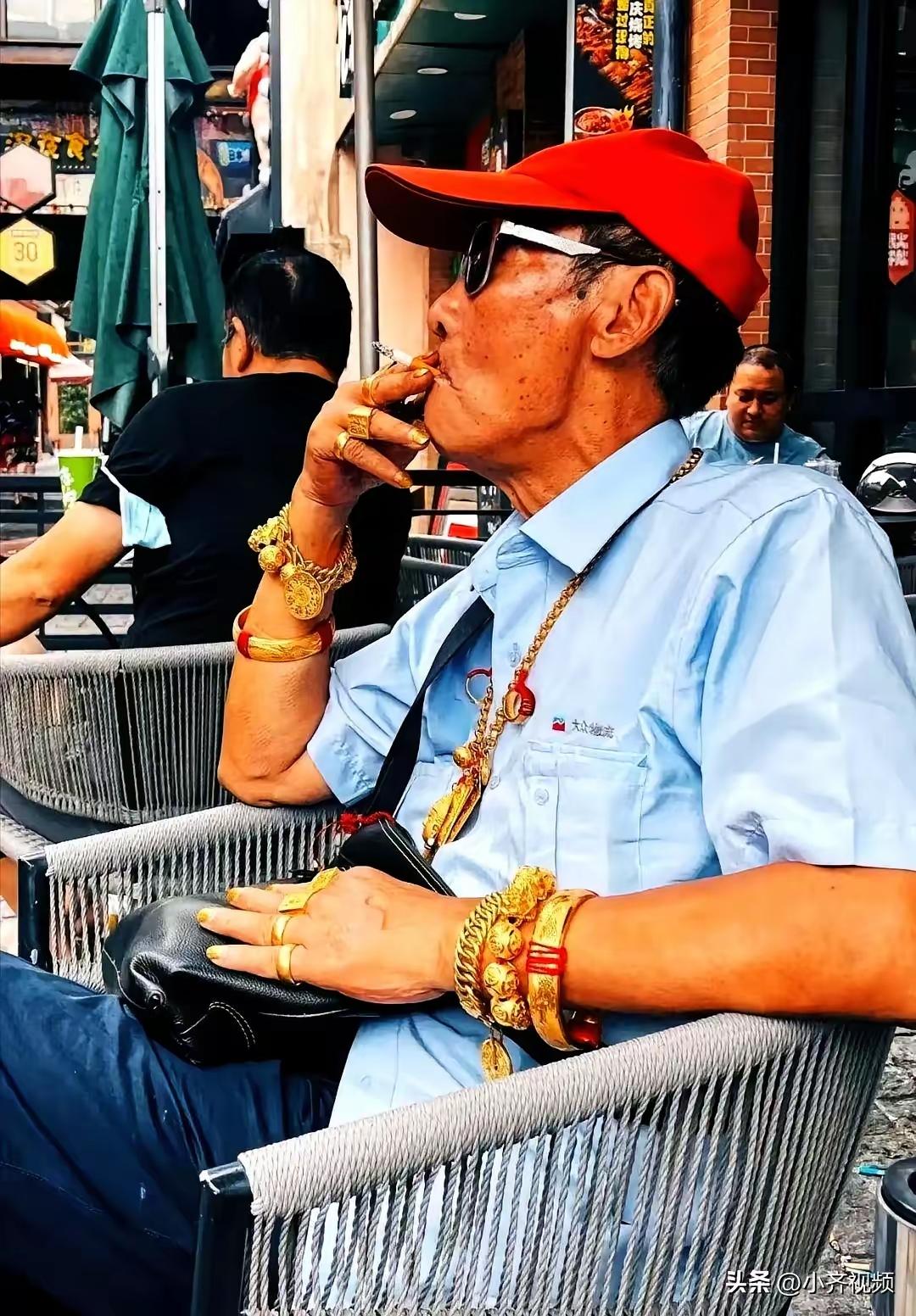 身上挂着三斤多重的赤金，兜里揣着三五包中华烟，这位住在浦东上南三村的老爷叔，几年