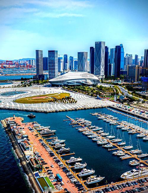 上联：万里长城历史深
下联：百米高楼春秋浅