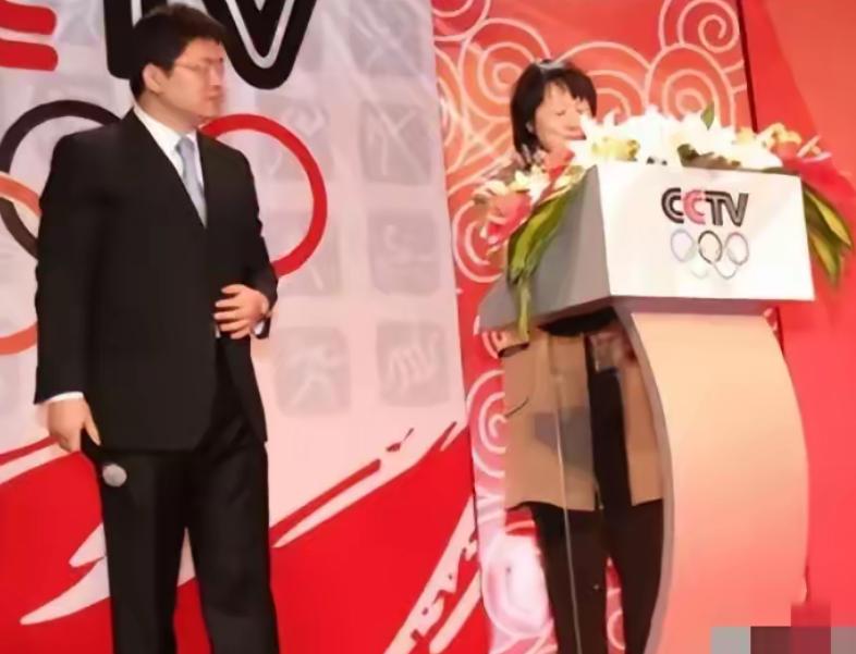 奥运新闻发布会直播到一半，央视主持人张斌正侃侃而谈，妻子却突然冲上台，抢过话筒就