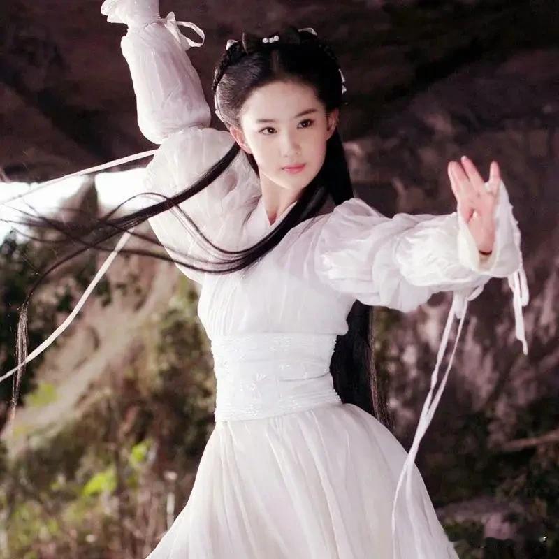 年轻时的刘亦菲确实仙气飘飘，太迷人了！她自2002年出道，凭《仙剑奇侠传》《神雕