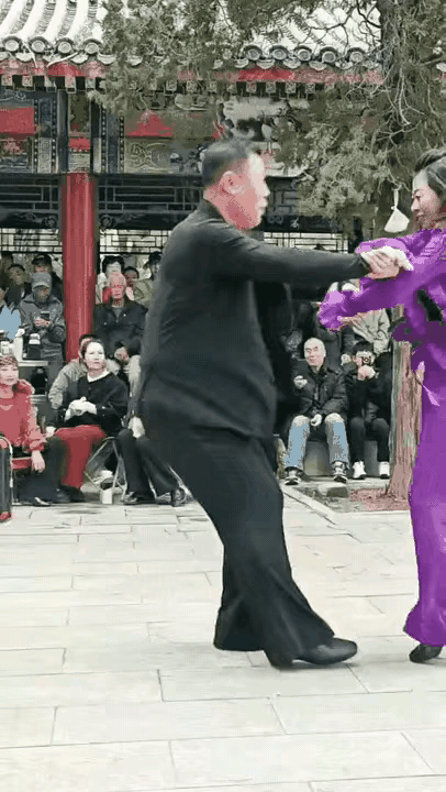 看着都疼，咕咚一声蹲砸到地上，看着云淡风轻的，估计回家腿就青了。
这是图啥呀？