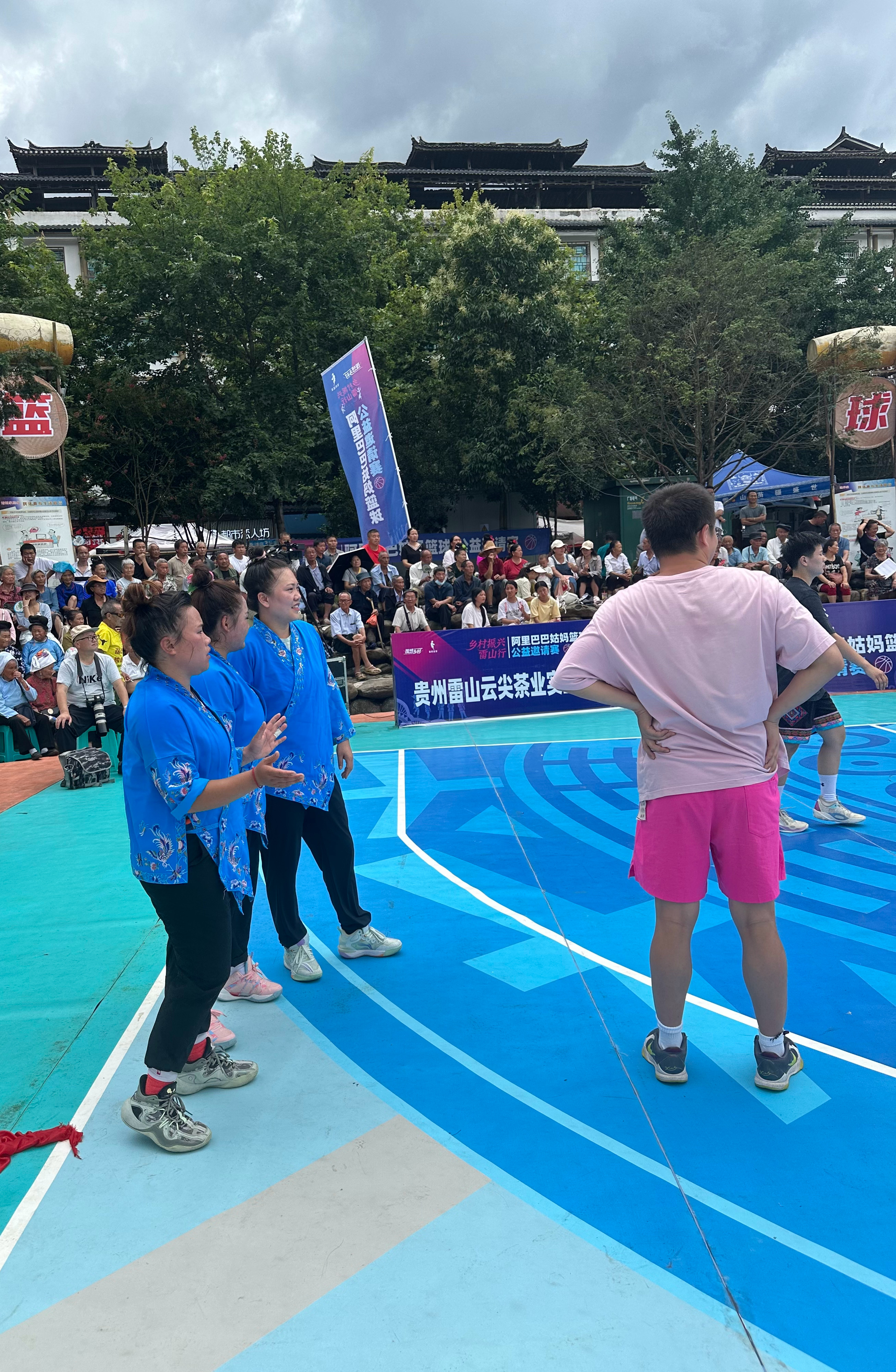 要和这三个姑妈1V3，你们可以尽情发挥想象力了……阿里巴巴姑妈篮球公益邀请赛 ​