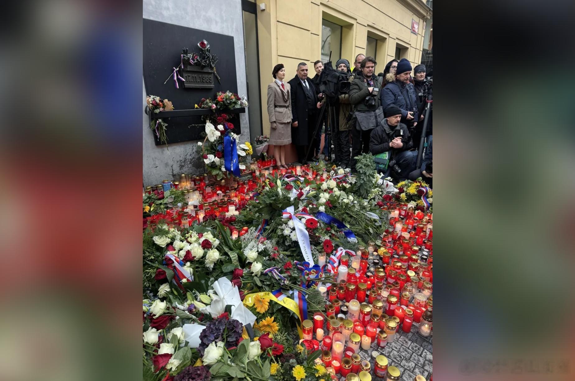 【捷克街头欢庆自由民主，纪念“天鹅绒革命”推翻共产党政权】 捷克首都布拉格于17