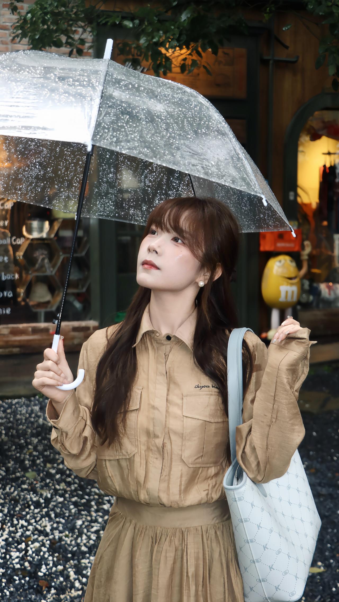 解锁叠穿小巧思|一个披肩让基础衬衫裙更有层次感
春季穿搭 穿搭的完成是配饰