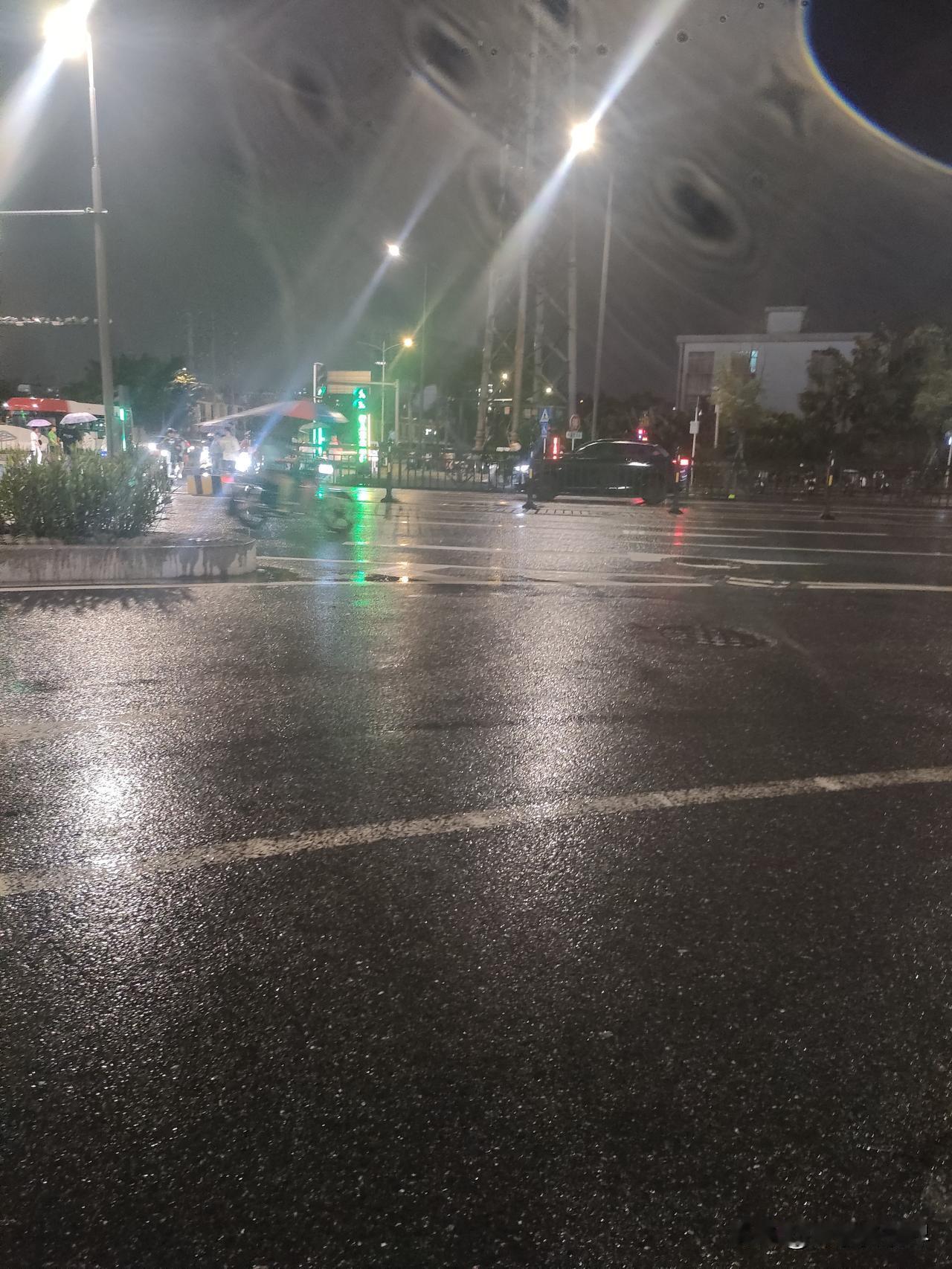 垃圾满天飞！这里就是广州白云区石井地铁站，出来之后的道路。（如下图所示）本来停电