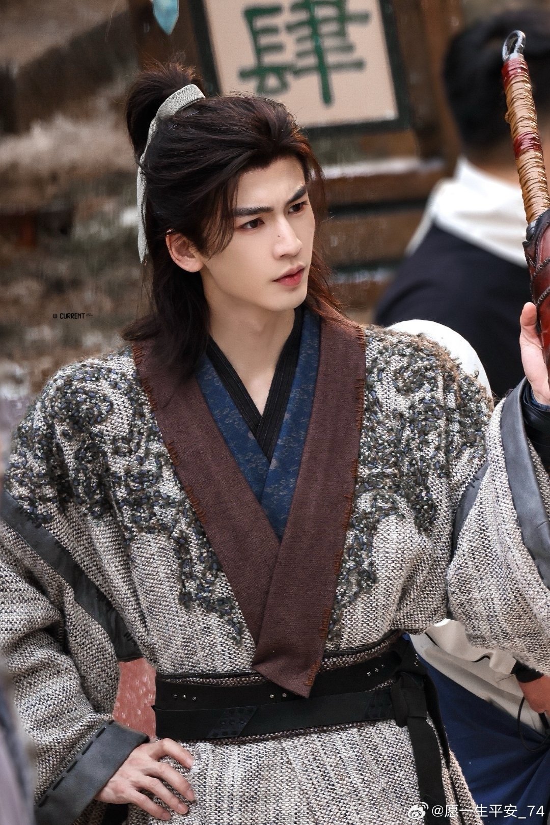 张凌赫靠撒娇训马 面对油盐不进的暴躁小马，张凌赫撒娇攻势彻底失效，帅气演员与倔马