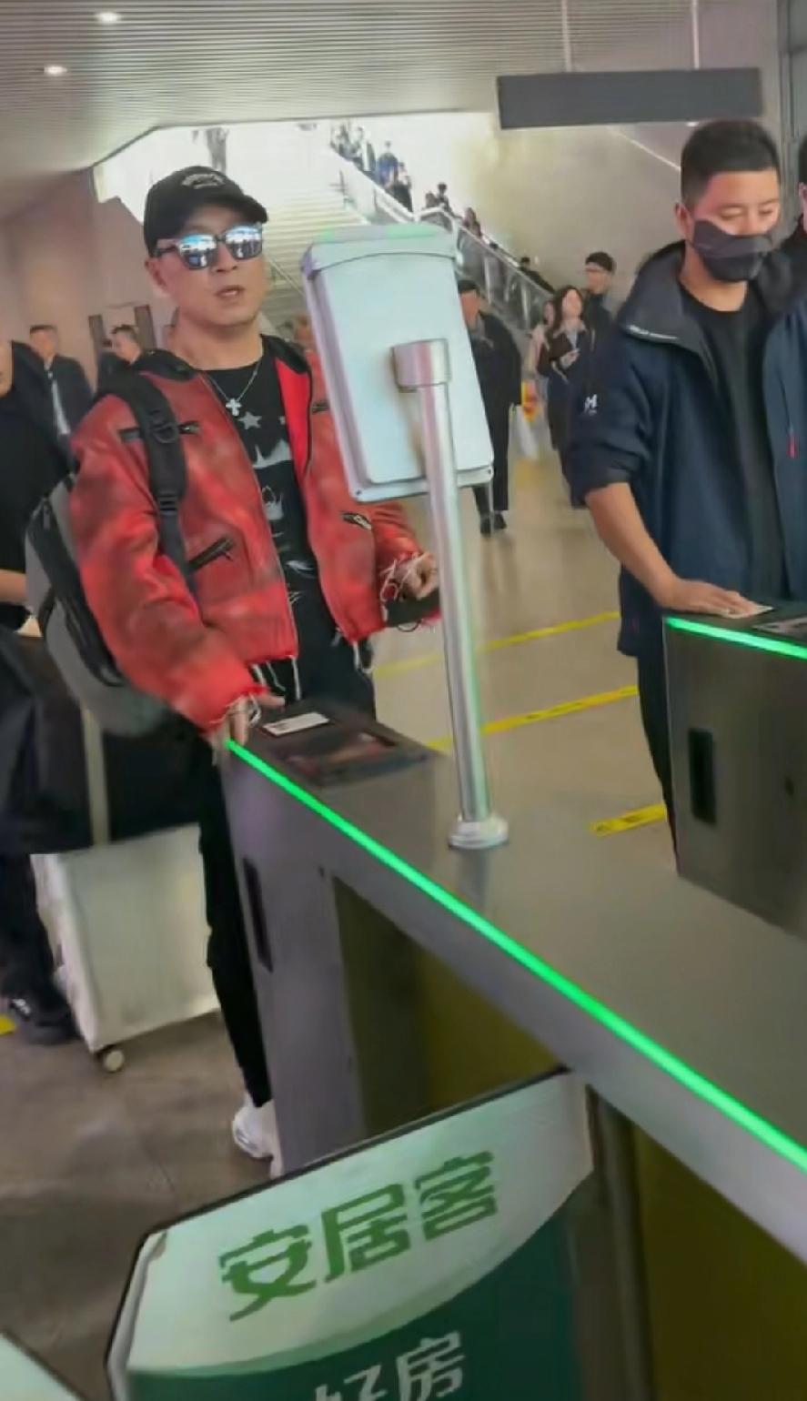 汪峰在徐州高铁站，刷身份证出站，很低调，过来开演唱会，一个人坐高铁！没看到助理，
