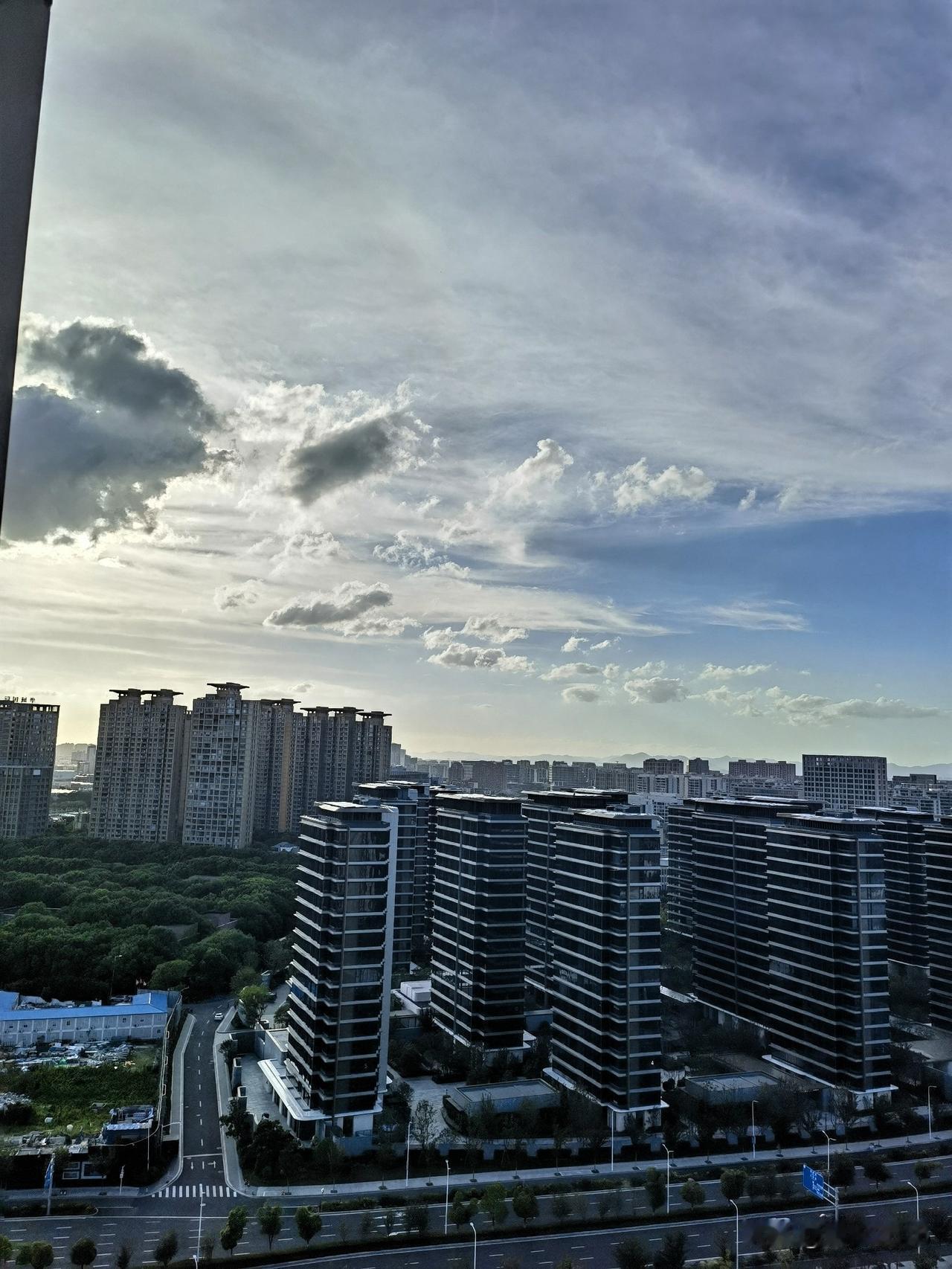 十四号台风尚在千里之外，它的先遣部队却已悄然抵达，风起云涌，带来了厚厚的云层和凉