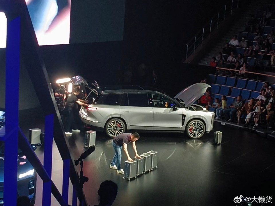 蔚来es8大五座版5人出行21箱无压力，真正做到乘储分离亲眼看见斌哥从车里拿出2